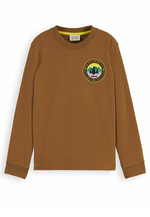 Brun langærmet rundhals shirt med et rundt mærke på brystet, der viser træer, bjerge og teksten "Scotch & Soda".