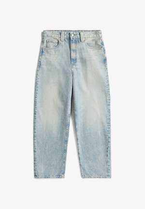 Vaqueros de mezclilla azul claro con una cintura alta, diseño de pierna recta, textura deslavada y cinco bolsillos, con un cierre frontal de botón y cremallera.