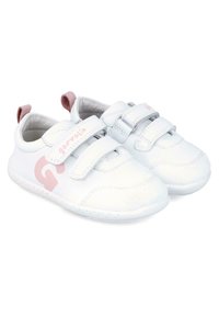 Zapatos blancos para niños con dos tiras de velcro, detalle del logo en rosa y un diseño de tela texturizada. Suela suave con pequeños agujeros para transpirabilidad.