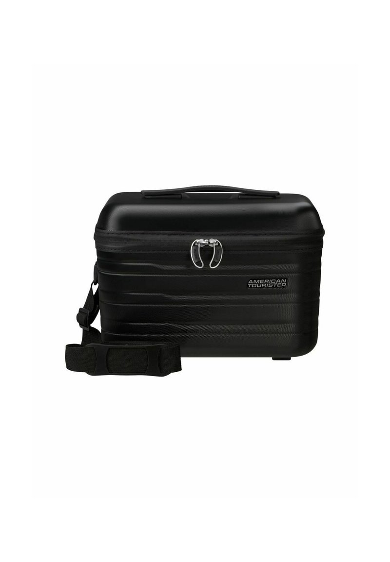 Valigia da viaggio rigida nera con superficie testurizzata, chiusura a zip, manico per il trasporto e tracolla staccabile. Logo sul davanti.