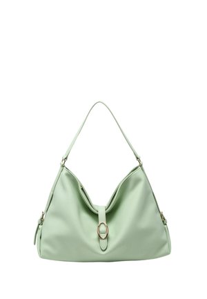 Sac à épaule en cuir vert doux avec une bandoulière simple et une fermeture avant avec une boucle ronde dorée.