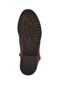 Bota de cuero marrón con suela de goma texturizada; cuenta con un patr�ón de surcos distintivo para el agarre; costuras visibles y un diseño suave en los laterales.