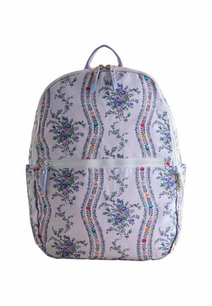 Batoh s květinovým vzorem, vyrobený z světle fialové tkaniny, s zipovými oddíly a smyčkovou rukojetí. Design zahrnuje vícebarevné květiny a pruhy.