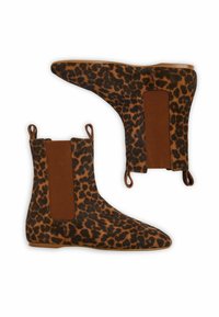 Stivali alla caviglia con stampa leopardata, punta appuntita, pannelli laterali elasticizzati e maniglie per il pull. Realizzati in tessuto morbido con un motivo marrone e nero.