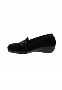 Scarpa slip-on in velluto nero con punta arrotondata, dettaglio decorativo con fibbia e tacco basso a zeppa, dotata di suola testurizzata per una buona presa.