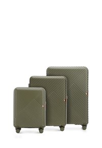 Tres piezas de equipaje en verde olivo, con una textura acanalada y un diseño geométrico con acentos de bronce. Cada una cuenta con cuatro ruedas.
