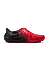 Λεπτό, ελαφρύ παπούτσι slip-on με διαβάθμιση από κόκκινο σε μαύρο, με οπές αερισμού στο πάνω μέρος και υφή με ανάγλυφο σχεδιασμό.