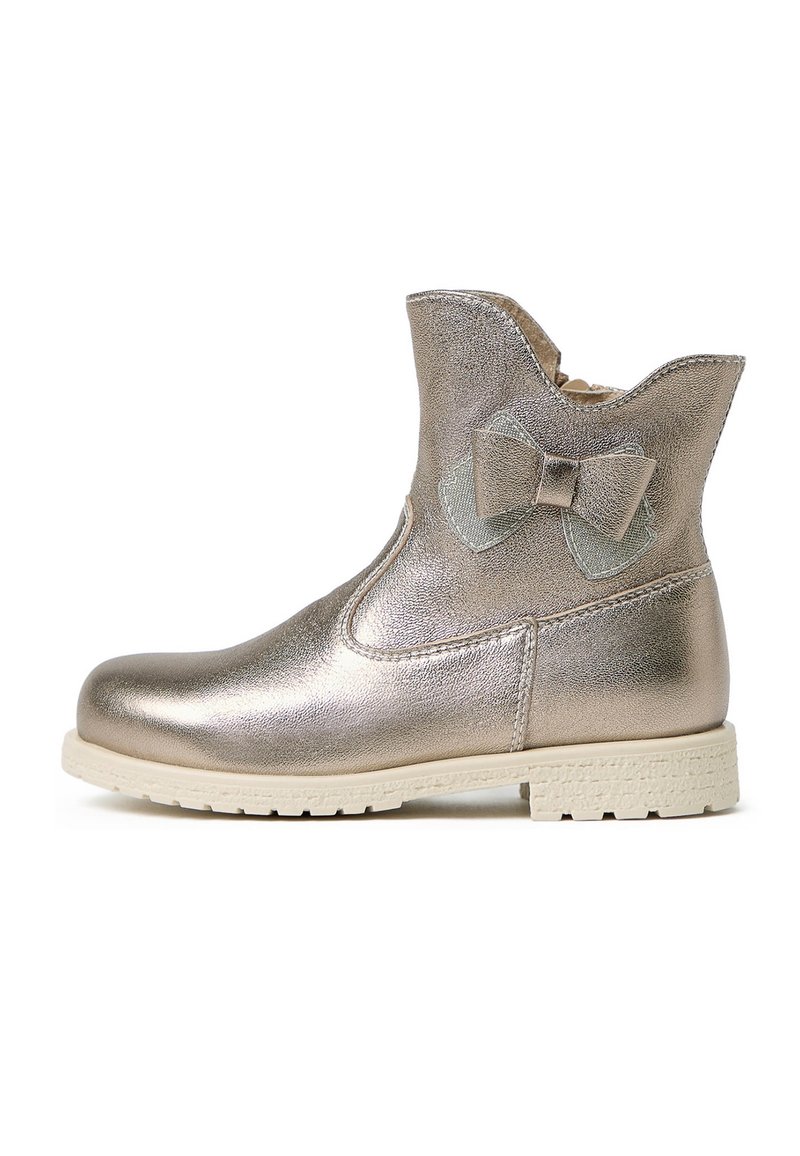 Bottines en cuir doré métallique avec un haut à bords festonnés, un nœud décoratif sur le côté et une semelle texturée blanche. Surface en cuir lisse.
