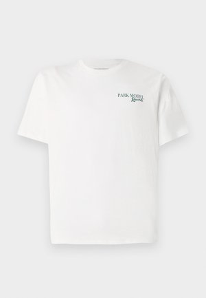 Witte katoenen t-shirt met een ronde hals. Aan de voorkant staat groene tekst: "PARK MOTEL Resort." Korte mouwen en een relaxte pasvorm. Soepele textuur.