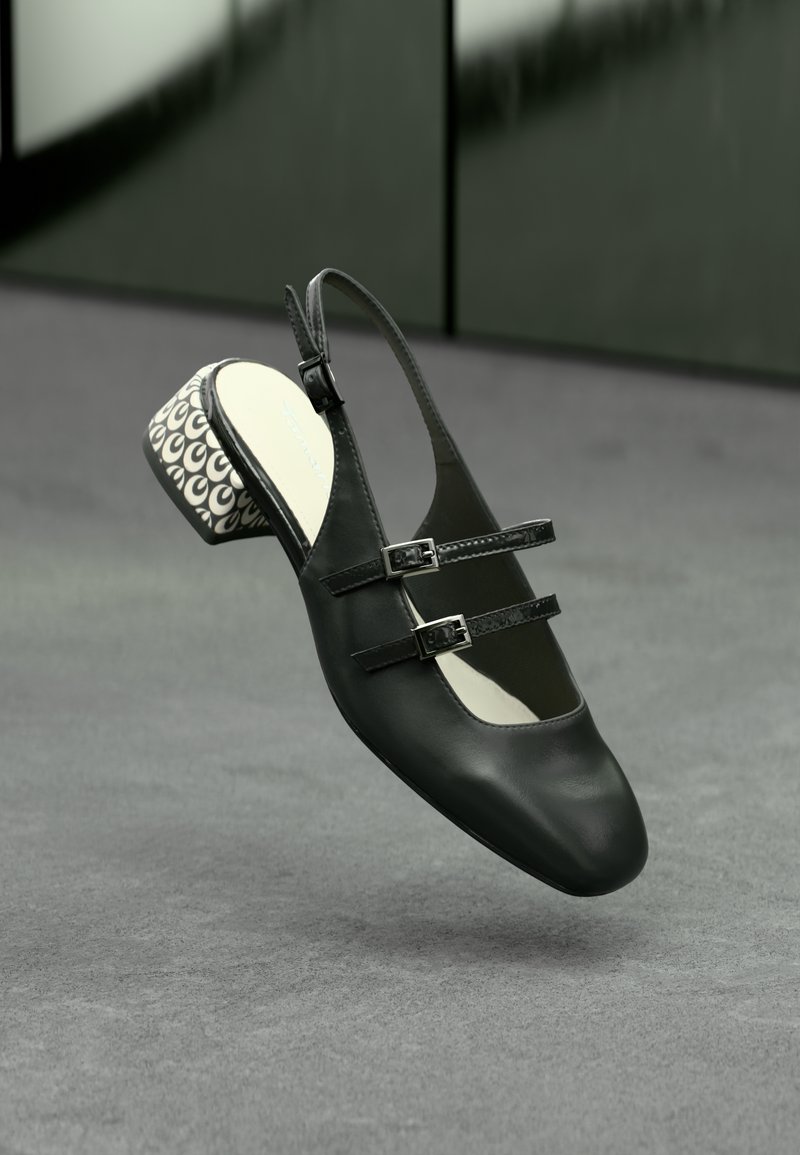 Černé kožené slingback boty s dvojitými popruhy, které mají vzorovanou bílou a černou blokovou podpatek a hladký, zaoblený tvar špičky.