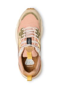 Mehrfarbiger Sneaker mit rotem Canvas-Obermaterial, beige Wildleder-Akzenten, gelben Details und einer strukturierten braunen Einlegesohle mit floralem Design.