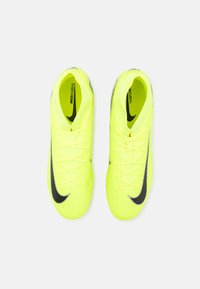 Culoarea galben strălucitor a ghetei de fotbal Nike Mercurial, având un exterior texturat, logo-ul swoosh negru și șireturi ajustabile pentru o potrivire sigură.