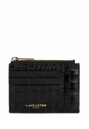 Portefeuille en cuir noir avec une texture gaufrée crocodile, doté de plusieurs emplacements pour cartes, d'une fermeture éclair dorée, et "LANCASTER PARIS" embossé en doré.