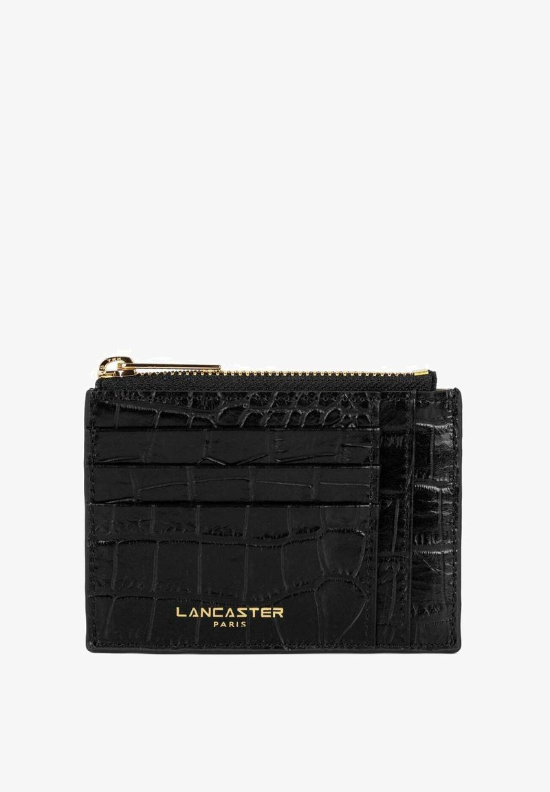 Portafoglio in pelle nera con texture goffrata a forma di coccodrillo, dotato di diverse fessure per carte, chiusura con zip dorata e "LANCASTER PARIS" impressa in oro.