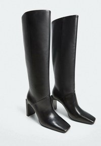 Stivali neri in pelle fino al ginocchio con design a punta quadrata, tacco a blocco e texture liscia. Semplici, senza motivi o dettagli visibili.