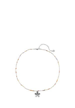 Zarte Perlenkette mit kleinen mehrfarbigen Perlen und einem silbernen Blumenanhänger in der Mitte, mit silbernem Karabinerverschluss und verstellbarer Kette.
