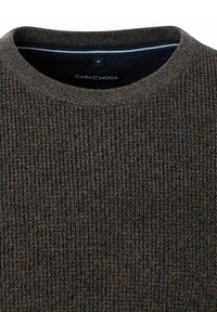 CASAMODA MIT RUNDHALSAUSSCHNITT - Strickpullover - braun