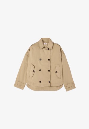 Beige dobbeltradet jakke med mørke knapper, to klaplommer, en krave og justerbare håndledsremme, lagt fladt på en hvid baggrund.