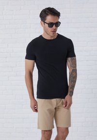 Pier One 3 PACK BASIC MUSCLE FIT T SHIRT - T-shirts - white/mottled light grey/black