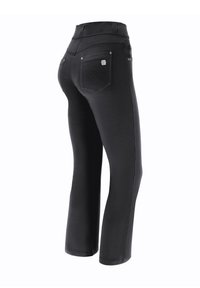 Mustat venyvät farkut, joissa on korkea vyötärö, takataskut ja erottuva tikkaus. Muotoiltu reisiin asti, levenee hienosti helman kohdalla.
