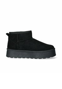 Stivaletto in suede nero con tomaia testurizzata, punta rotonda e suola in gomma bassa. Presenta una cucitura e una banda elastica alla caviglia.