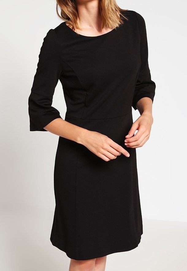Czarna sukienka do kolan z rękawami o długości trzech kwart, gładki materiał, okrągły dekolt i dopasowany gorset, rozszerzająca się na spódnicy.