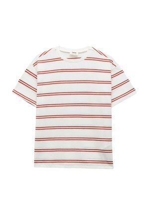 Camiseta blanca de manga corta con rayas horizontales rojas, cuello redondo y una suave textura de algodón. Diseño simple sin acentos adicionales.