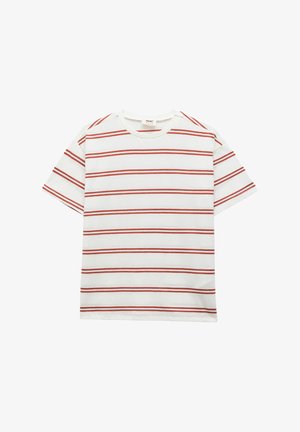 Weißes T-Shirt mit kurzen Ärmeln, das rote horizontale Streifen aufweist, Rundhalsausschnitt und eine weiche Baumwolltextur. Einfaches Design ohne weitere Akzente.