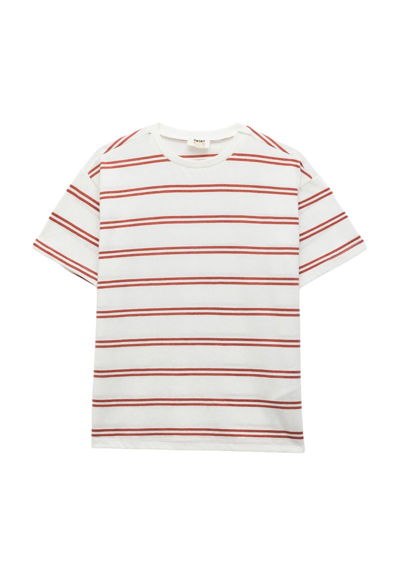 Witte t-shirt met korte mouwen, voorzien van rode horizontale strepen, ronde hals en een zachte katoenen textuur. Eenvoudig ontwerp zonder extra accenten.