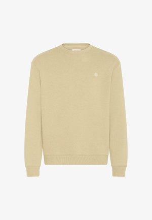 Beige crewneck genser laget av mykt stoff, med ribbede mansjetter og nederkant, samt en liten logo brodert på brystet.