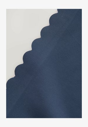 Marineblaues Material mit glatter Textur, das eine gewellte Kante aufweist. Der Stoff scheint leicht und flexibel zu sein.