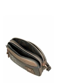 Bolso cruzado compacto en gris y bronce con tres compartimentos con cremallera y un parche decorativo, mostrado abierto para revelar el forro interior de marca.