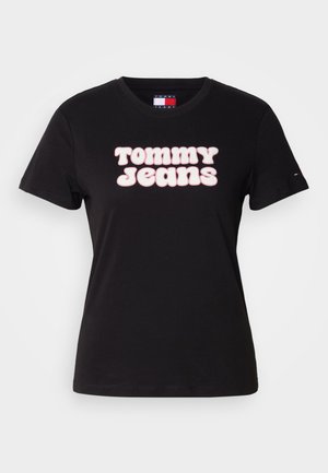 Svart t-skjorte i bomull med en stor, rund hvit og rosa "TOMMY JEANS" grafikk på forsiden, med rund hals og korte ermer.