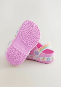 Külluslik roosa plätu, millel on tekstureeritud tallad ja lillede ning puuviljade kirju muster ümber bändi. Kaasas multi-tasandiline slingback rihm.
