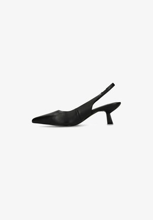 Zwarte leren slingback pump met puntige neus en lage, gebogen kitten heel hak.