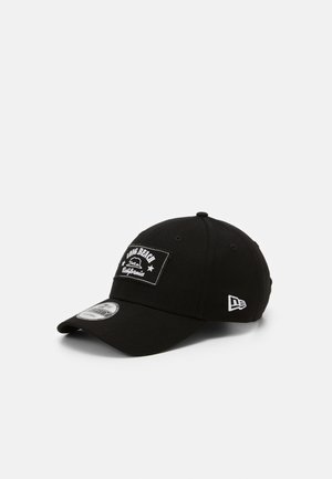 Czarna czapka baseballowa z zakrzywionym daszkiem, naszywką "Long Beach California" z przodu i białym logo po boku.