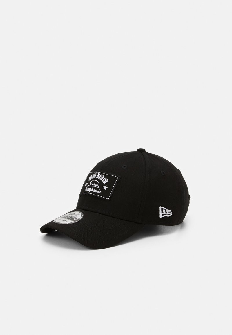 Casquette de baseball noire avec une visière courbée, écusson "Long Beach California" à l'avant et logo blanc sur le côté.