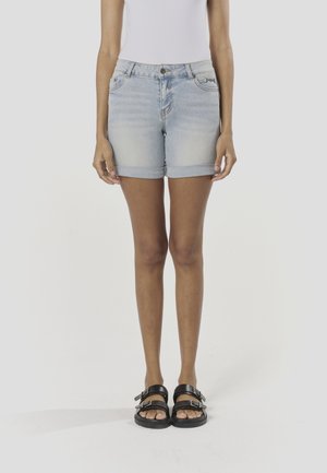 Jasnoniebieskie krótkie spodenki dżinsowe z podwiniętym brzegiem, pięcioma kieszeniami i przednim zapięciem na guziki. W zestawie czarne sandały z regulowanymi paskami.