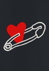 Disegno di un cuore rosso ricamato su una spilla di sicurezza bianca, su uno sfondo nero. Le texture includono tessuto morbido e filo liscio.