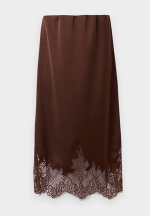 Jupe en satin marron avec bord festonné en dentelle, coupe droite et taille élastique, présentée sur un fond blanc uni.