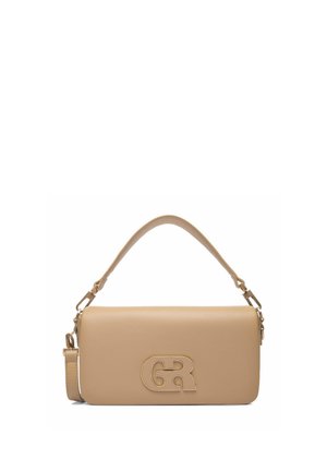 Beżowa prostokątna torebka na ramię z odpinanym paskiem, złotym okuciem i wypukłym splecionym logo "GR" na przedniej klapie.