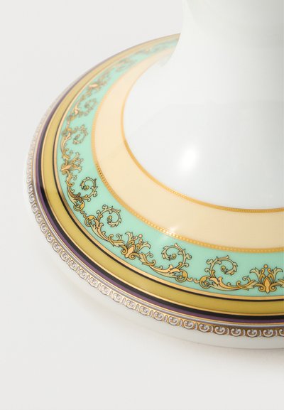 Λευκό πορσελάνινο βάζο με περίτεχνη βάση που διαθέτει χρυσές, μέντα πράσινες, μοβ και μπεζ ζώνες με περίπλοκα χρυσά σχέδια με κύλιση.