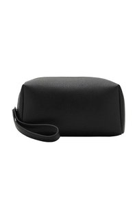 Pochette en cuir noir avec une surface texturée, de forme rectangulaire et une bandoulière amovible. Ne présente aucun matériel ou accent visible.