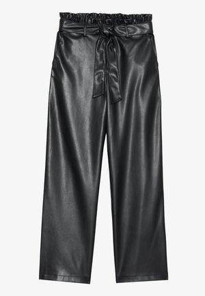 Pantalones de imitación de cuero negros de pierna ancha con una cintura elástica con volantes y un cinturón de lazo desmontable. Textura suave y brillo minimal.