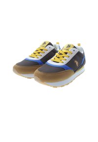Tenisky s kombinací hnědé, modré a žluté barvy; mají texturovanou semišovou špičku, syntetické panely a žlutý systém šněrování.