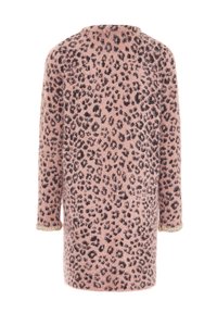 Różowy płaszcz w panterkę z miękką, puszystą fakturą, z długimi rękawami i dekoracyjnymi akcentami przy mankietach. Prosta, długości do kolan konstrukcja.