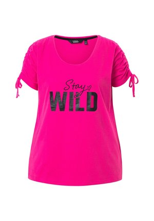 Roze t-shirt met korte mouwen, voorzien van een scoopneck, gerimpelde mouwen en een zwarte grafische print met de tekst "Blijf WILD."