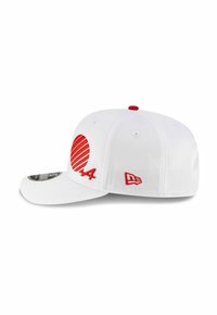 Weißer Hut mit einer soliden roten runden Grafik und dem "44"-Logo auf der Vorderseite, roten Nähten und einem geschwungenen Schirm. Aus atmungsaktivem Material.