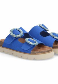 Sandali blu in suede con due accenti in tessuto circolari, design open toe, cinturini regolabili e suola spessa beige. Interno testurizzato.