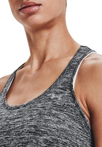 Szary sportowy tank top z melanżowym wzorem, okrągłym dekoltem i cienkimi ramiączkami. Na piersiach znajduje się małe logo.